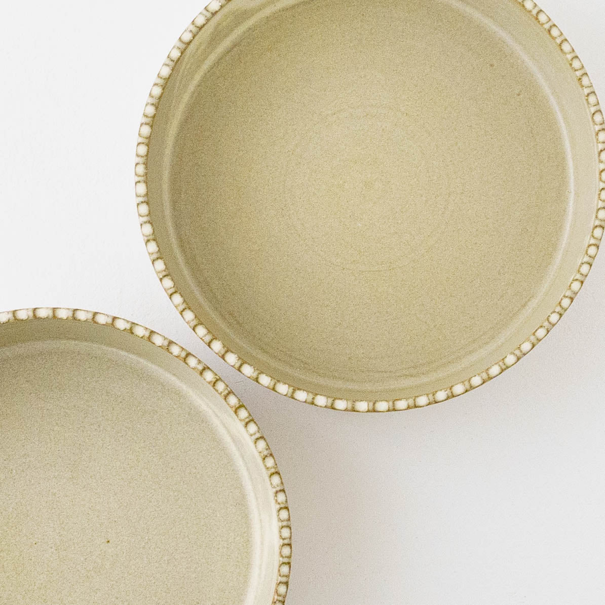 Heat-resistant large bowl with rim, white and green|Oka Hiromi