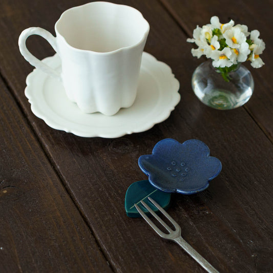 Small flower plate blue | Michi Tsujimoto