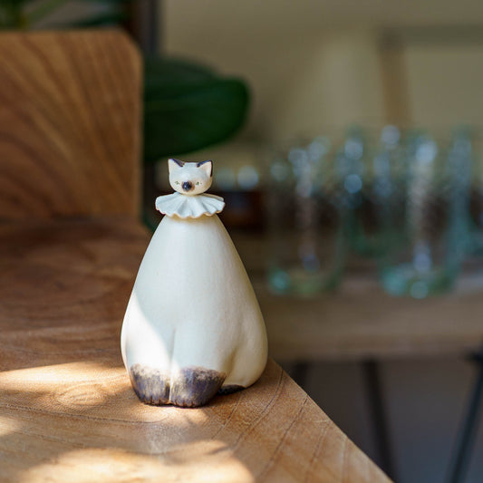 Sitting Cat | Haruka Mori