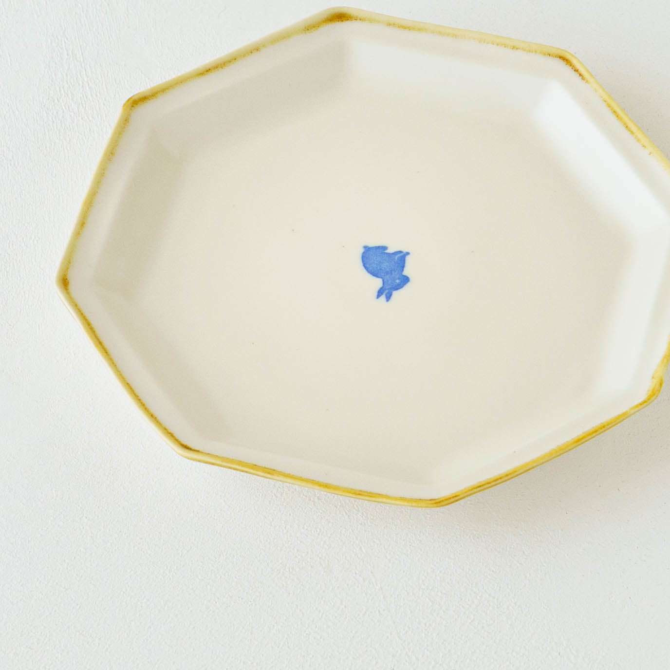 Large octagonal plate, rabbit design | Toshiyuki Haramura