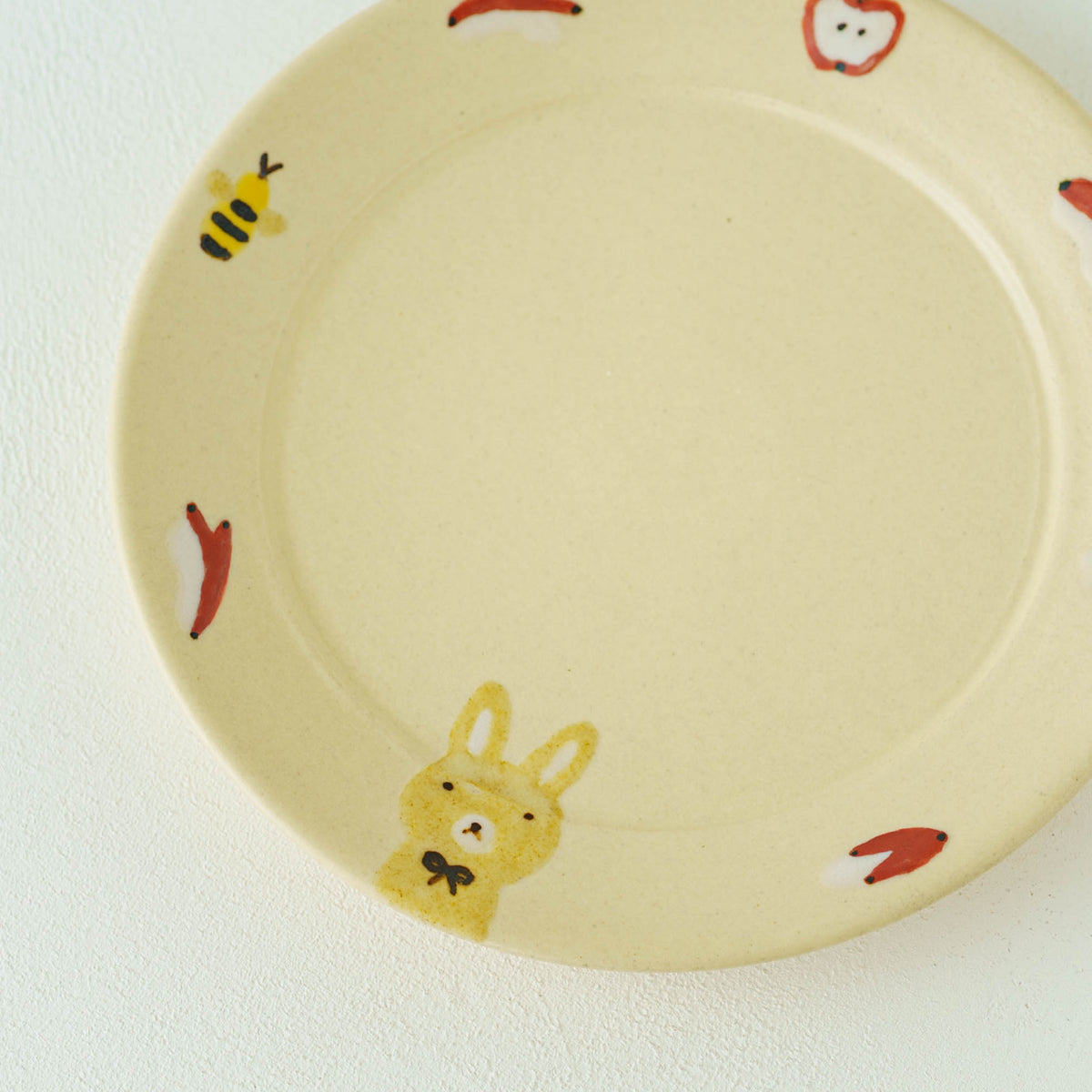 Rimmed round plate rabbitt | Aki Ota