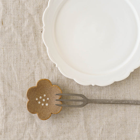Flower chopstick rest beige | Michi Tsujimoto