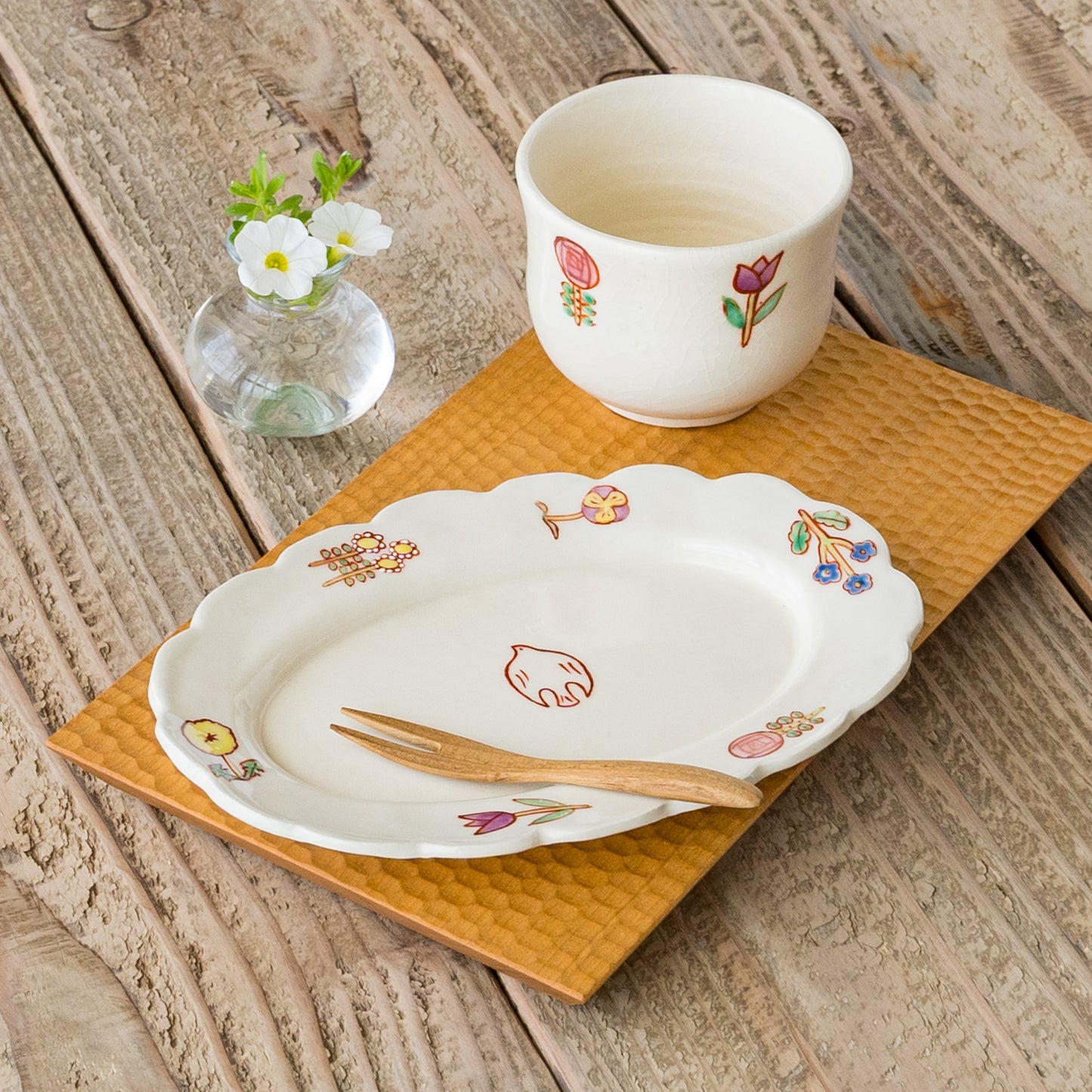 おうちカフェを堪能できる長浜由起子さんの小花絵付オーバル皿とフリーカップ