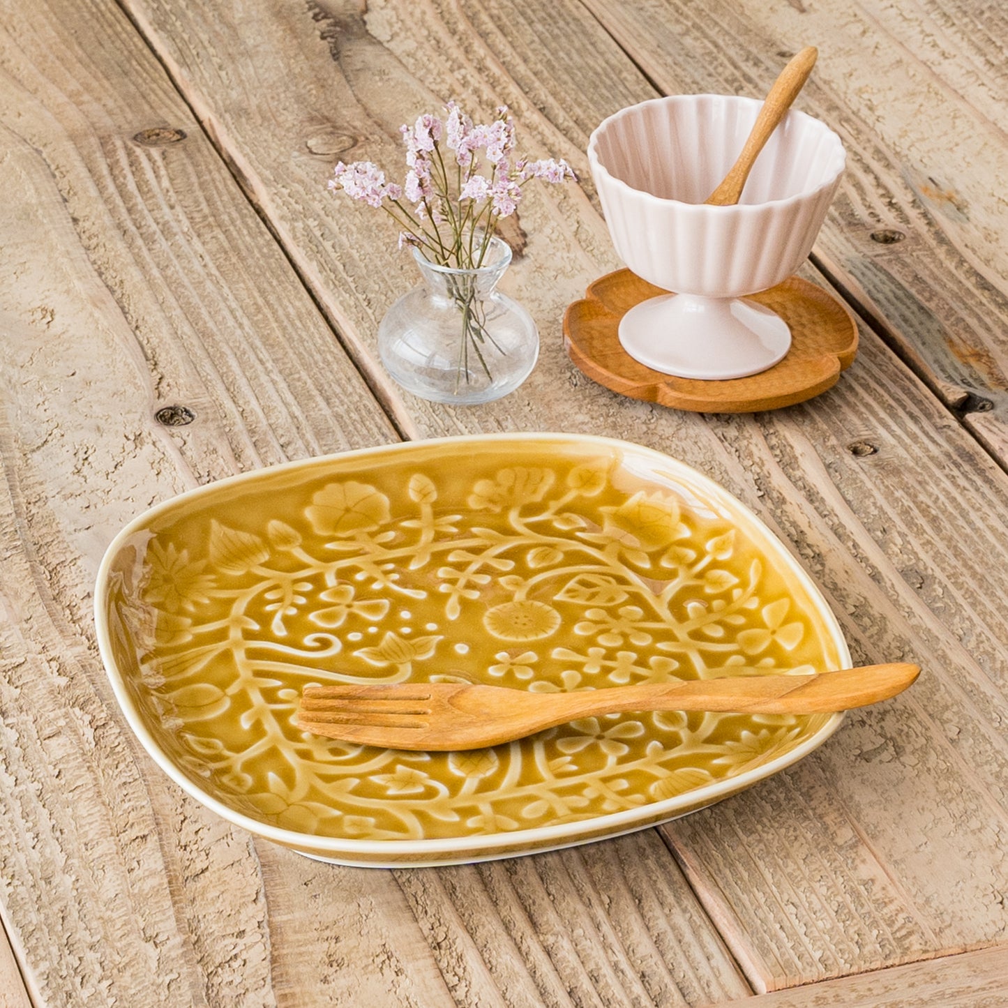 波佐見焼和山のデザートカップとレリーフフラワーパレードのプレート大