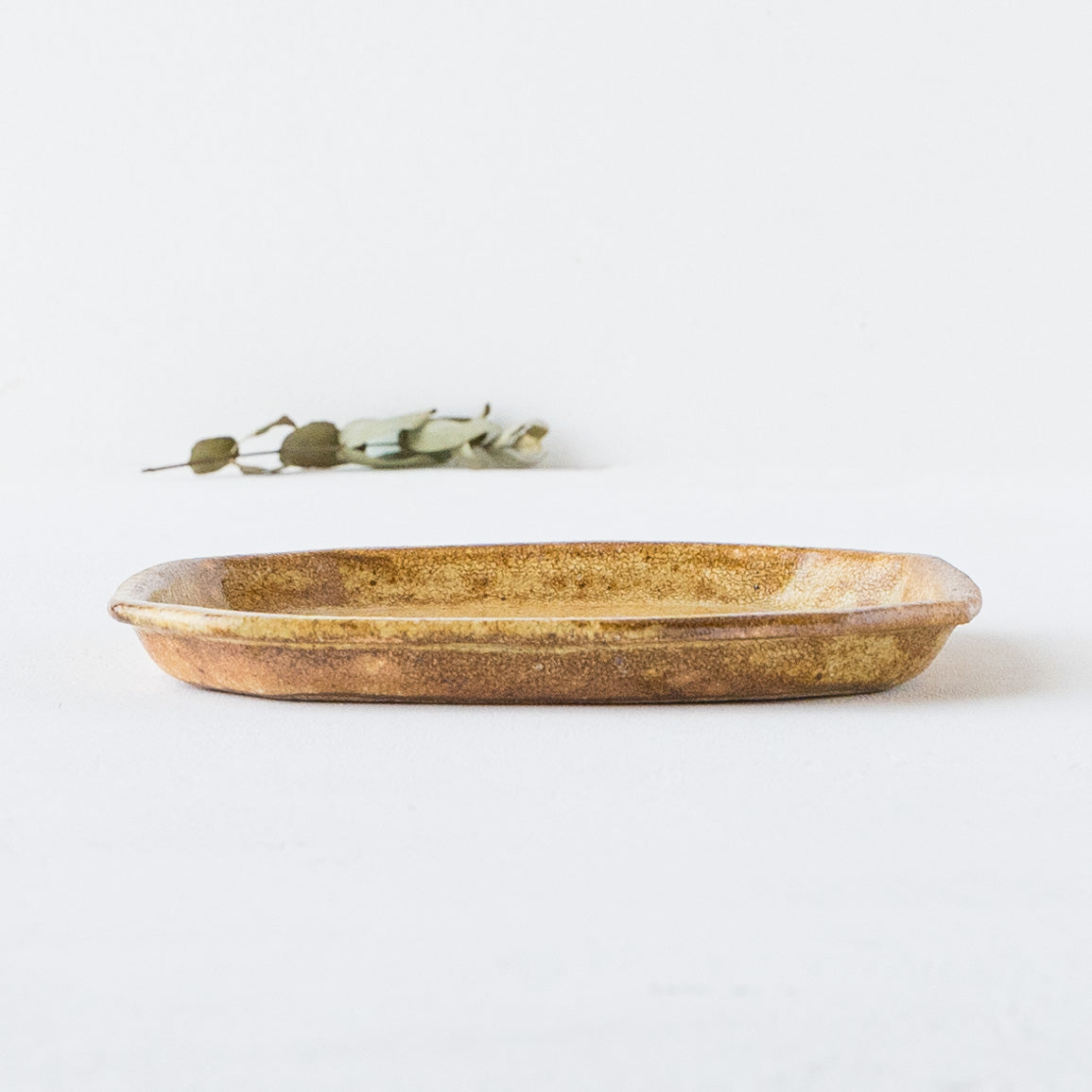 庄司理恵さんのわら灰ラウンド隅切皿