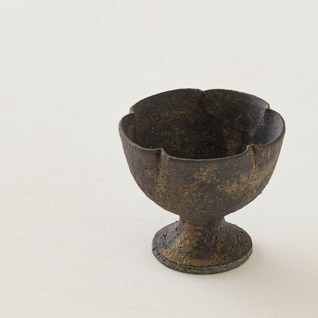 鉄釉　梅型足付豆小鉢｜冨部咲喜子