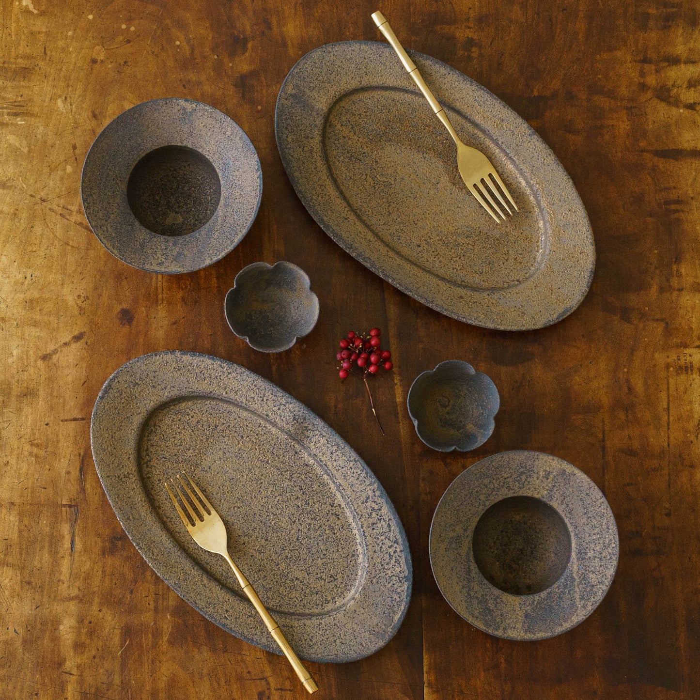 Oval rim plate L Iron brown ｜Sakiko Tomobe