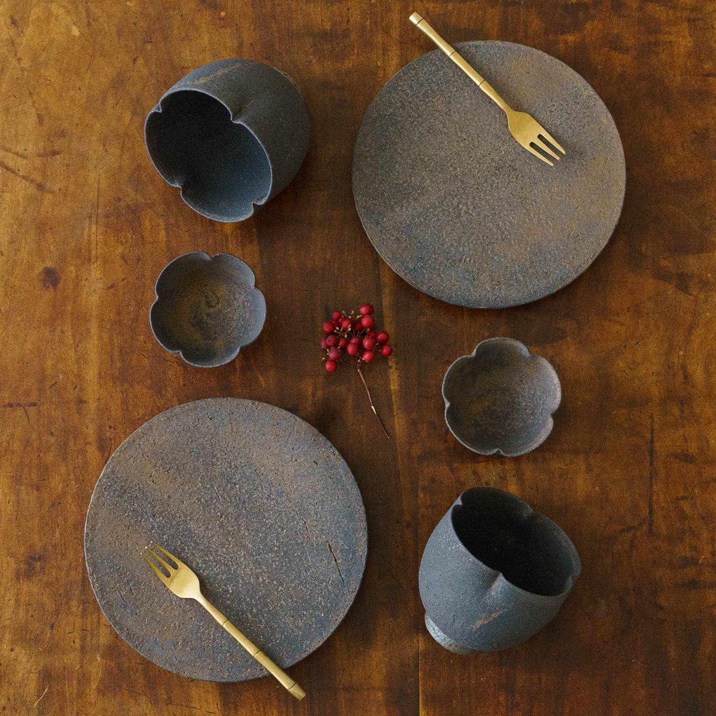 鉄釉　輪花カップ｜冨部咲喜子