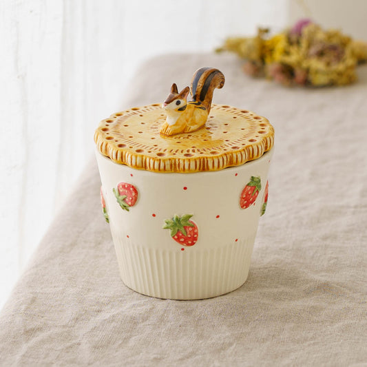 お座りリスビスケットカップ（粒いちご）｜Sugar Poppo