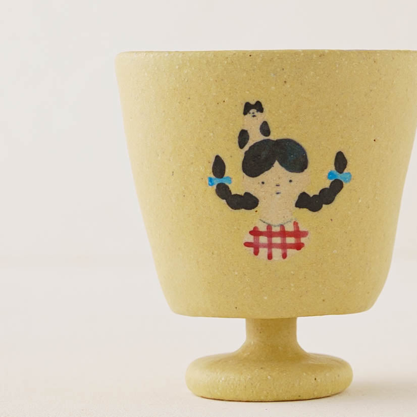 Cup cat and girl, yellow | Aya Watanuki