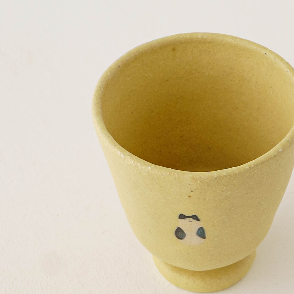 Cup cat and girl, yellow | Aya Watanuki