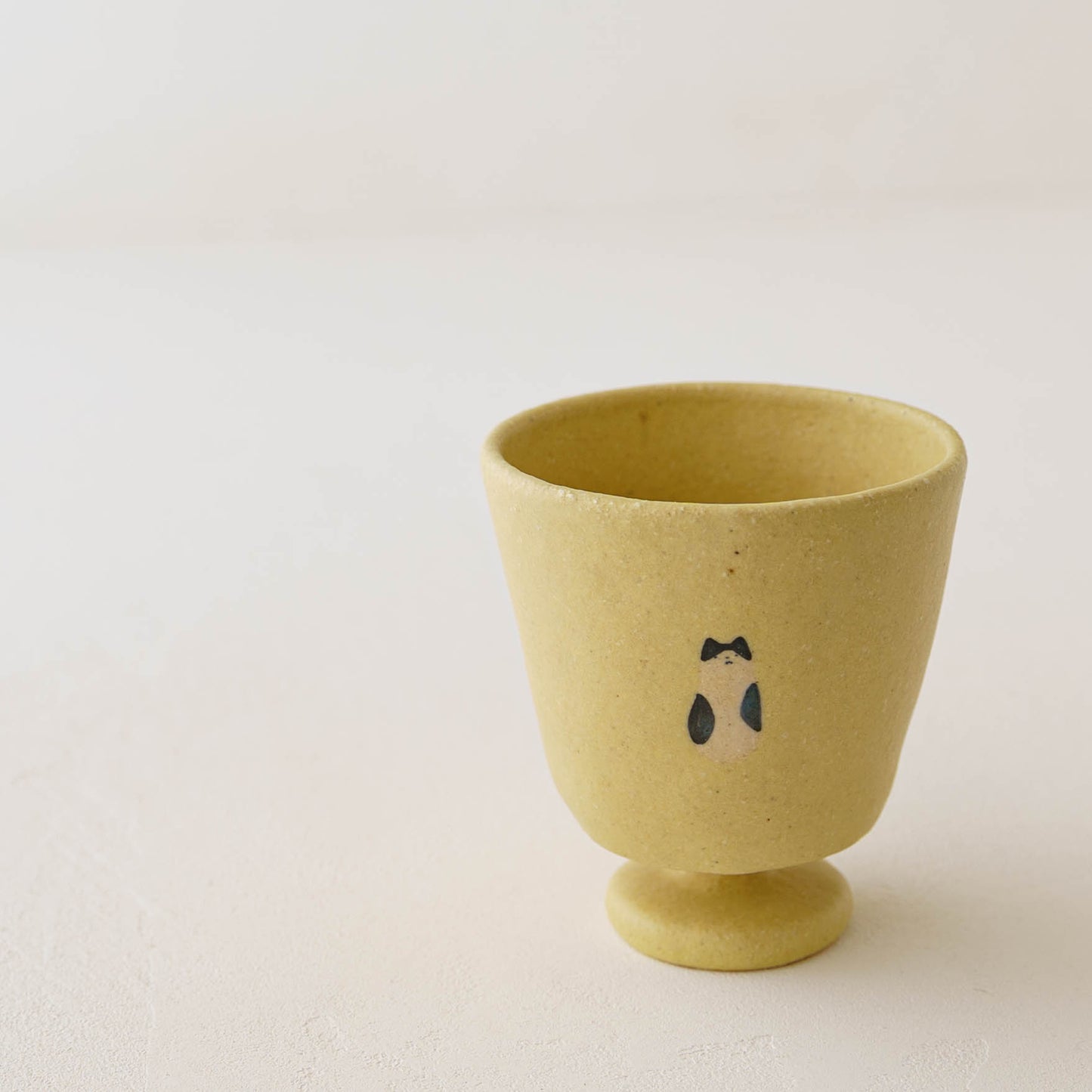 Cup cat and girl, yellow | Aya Watanuki