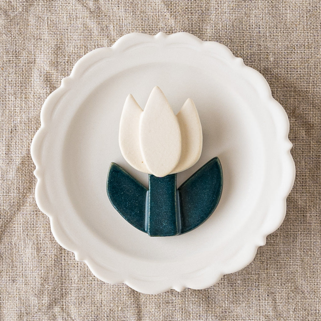 Flower chopstick rest Tulip white｜Michi Tsujimoto