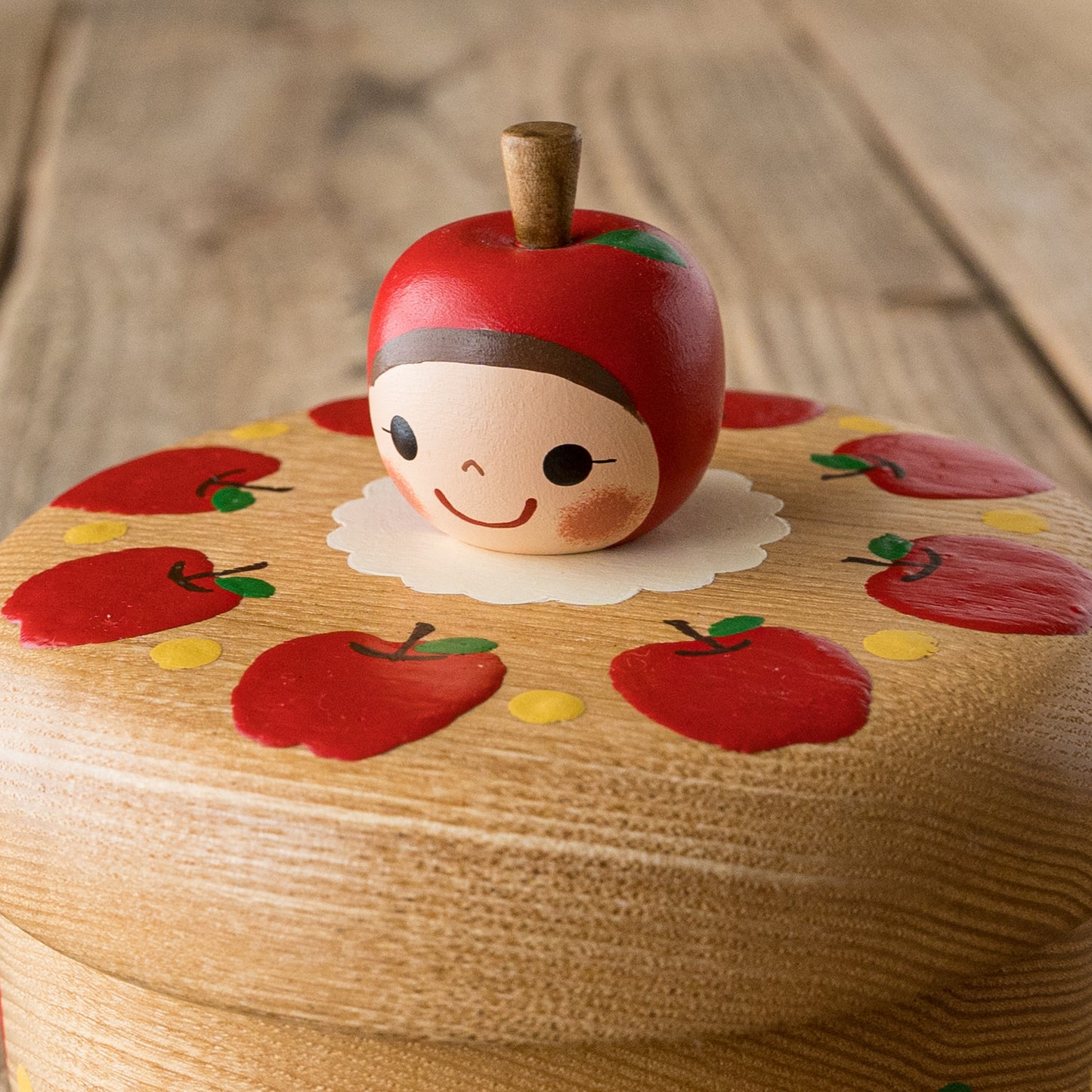 木絵雑貨さんの菓子器りんご