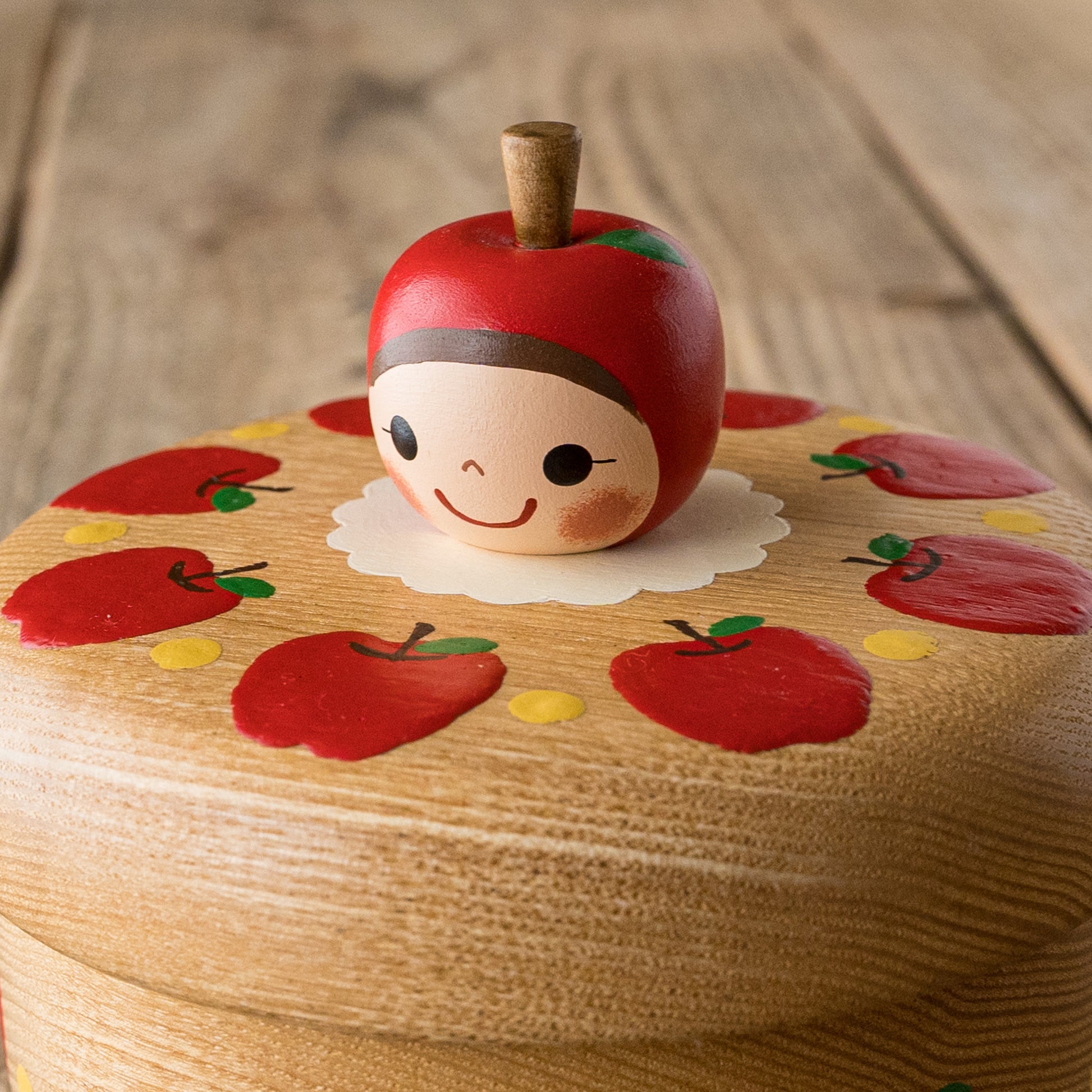 木絵雑貨さんの菓子器りんご