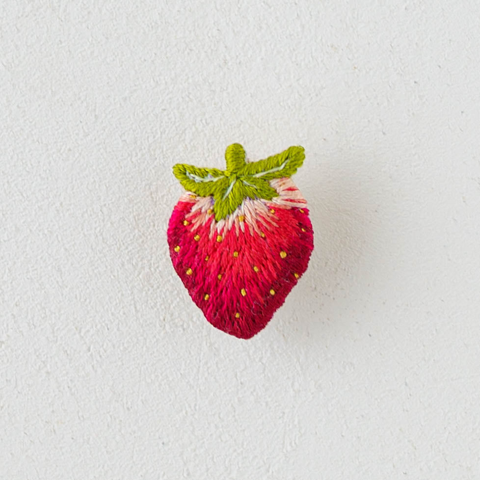 Embroidered brooch Strawberry | Aonnoie