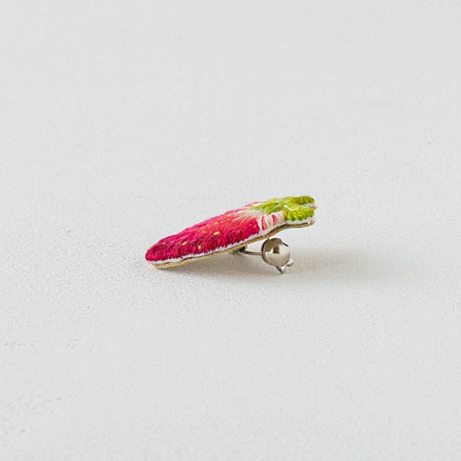 Embroidered brooch Strawberry | Aonnoie