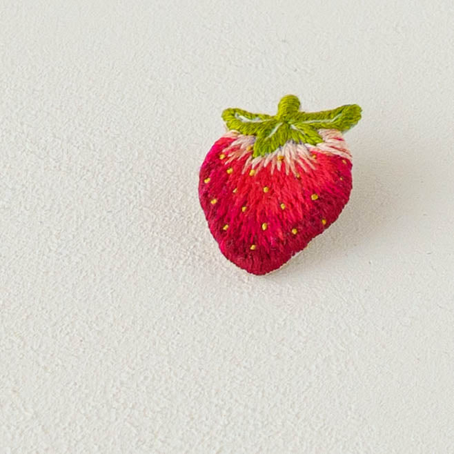 Embroidered brooch Strawberry | Aonnoie