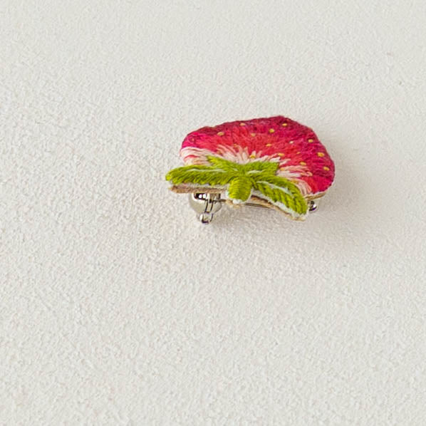Embroidered brooch Strawberry | Aonnoie