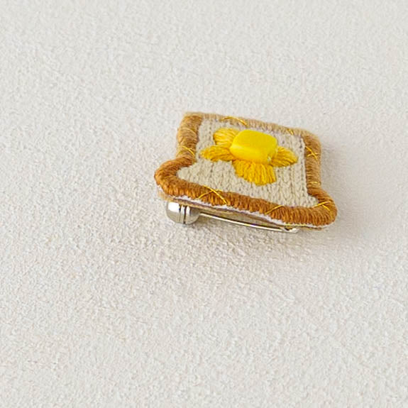 Embroidered brooch Buttered Toast｜Aonoie