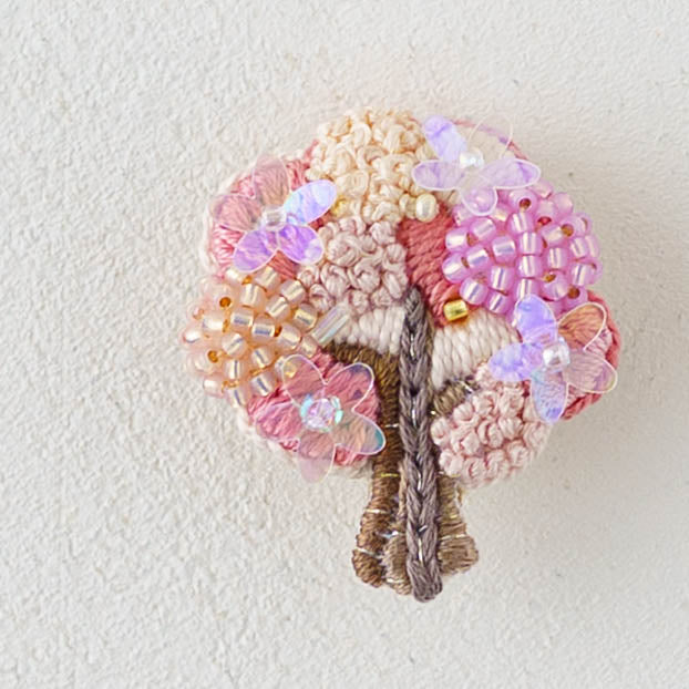 Embroidered Brooch Cherry Blossoms in Full Bloom | Aonoie