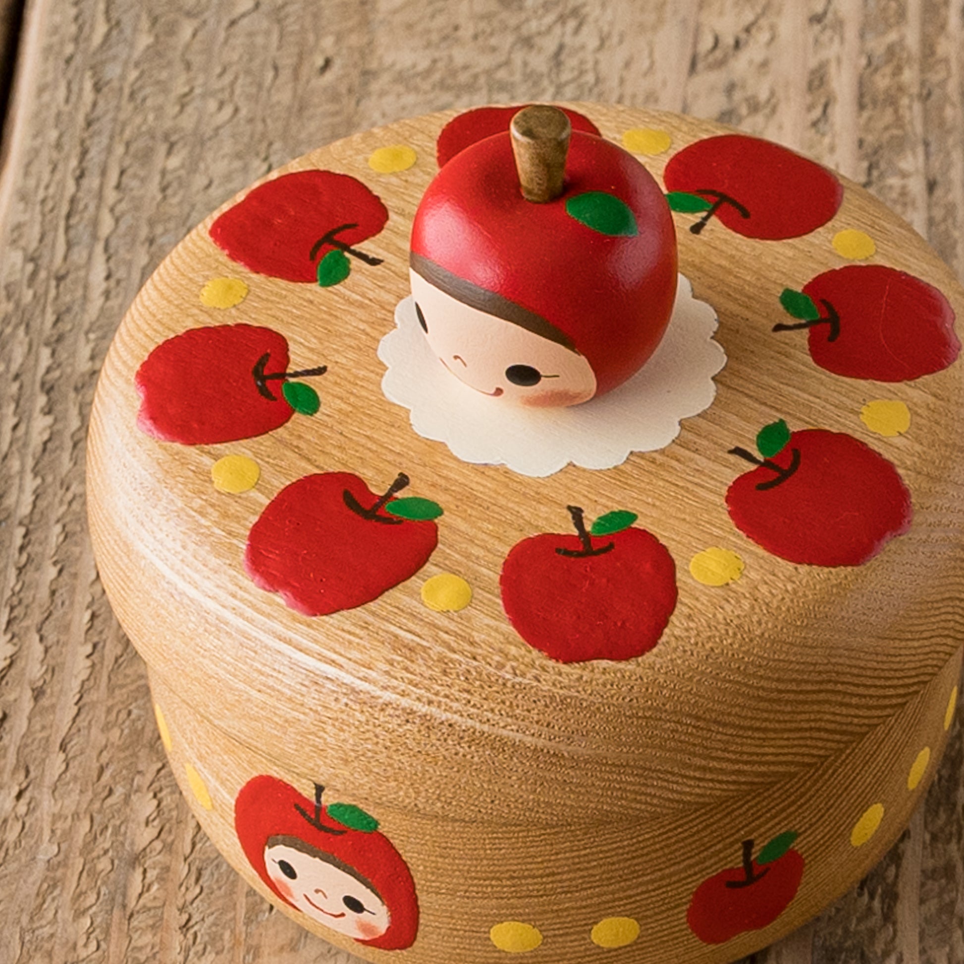 木絵雑貨さんの菓子器りんご