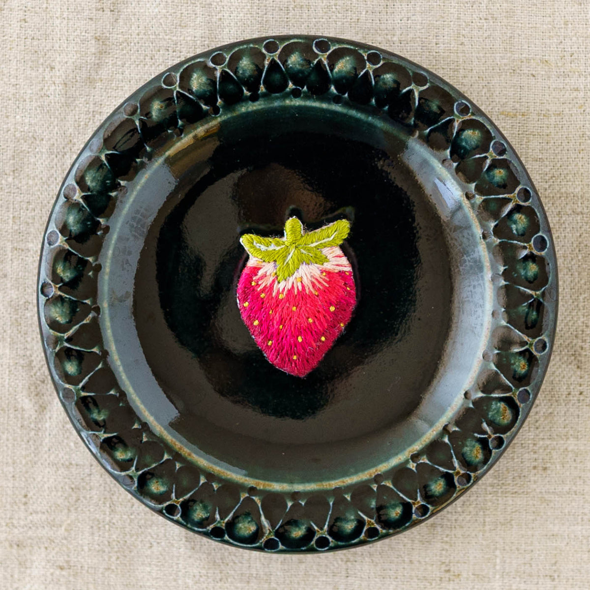 Embroidered brooch Strawberry | Aonnoie