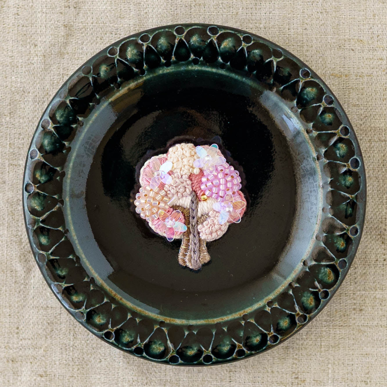 Embroidered Brooch Cherry Blossoms in Full Bloom | Aonoie