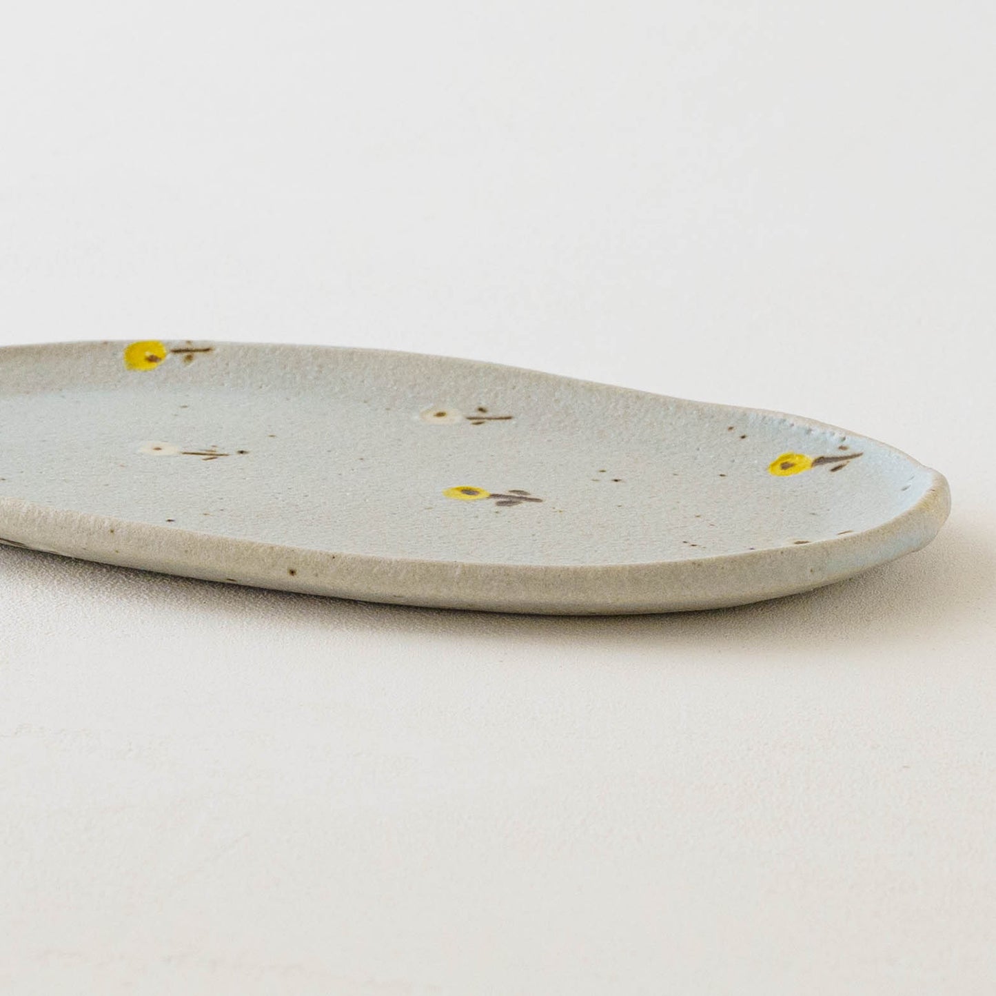 楕円板皿　お花　ライトブルー（イエロー x ホワイト）｜原田晴子