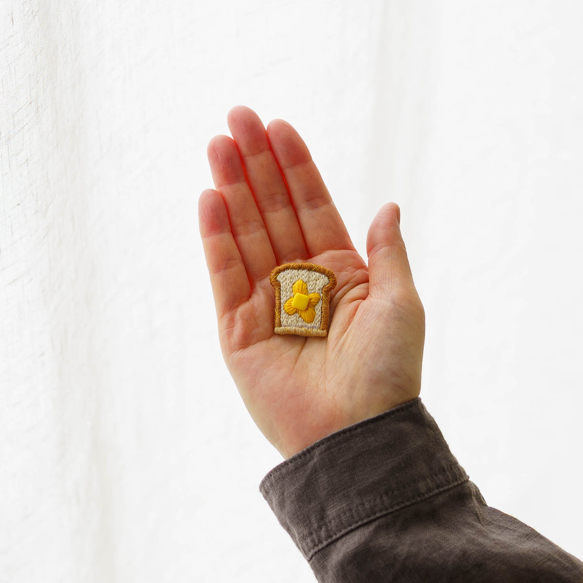 Embroidered brooch Buttered Toast｜Aonoie