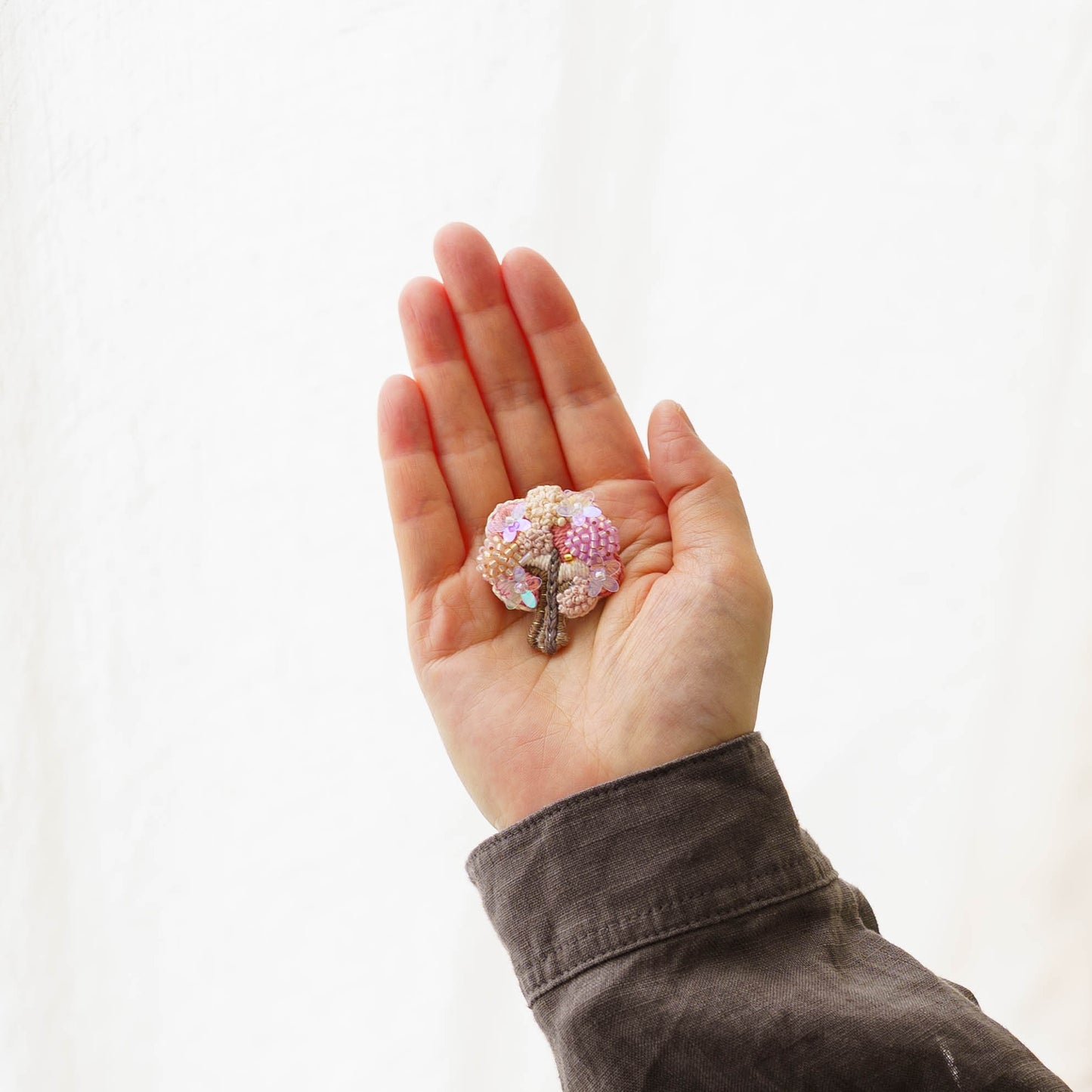 Embroidered Brooch Cherry Blossoms in Full Bloom | Aonoie