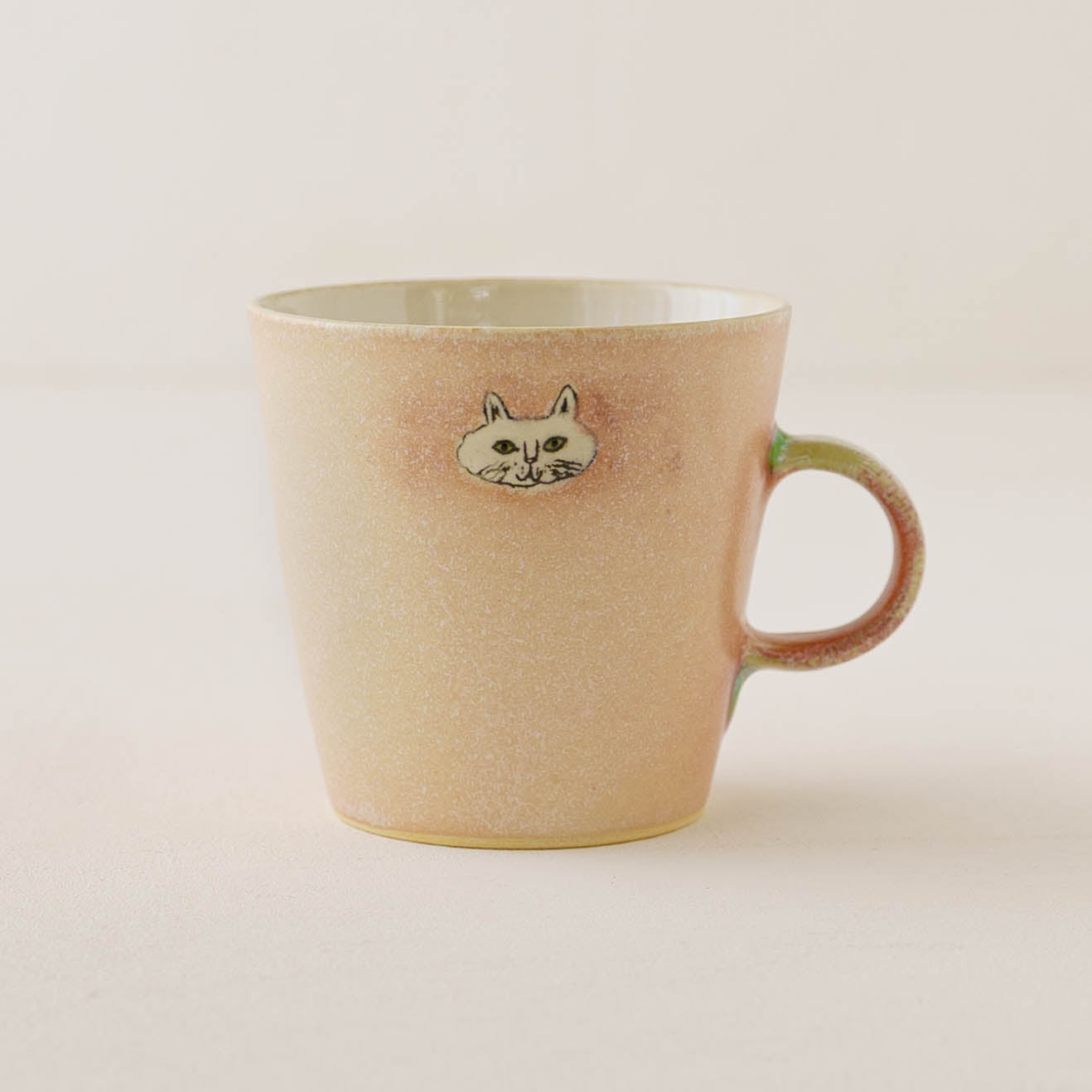 マグカップ　ねこ　サーモンピンク｜poetoria 種田ゆか