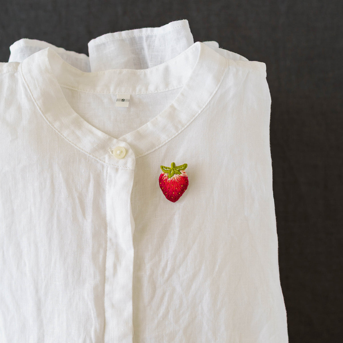 Embroidered brooch Strawberry | Aonnoie