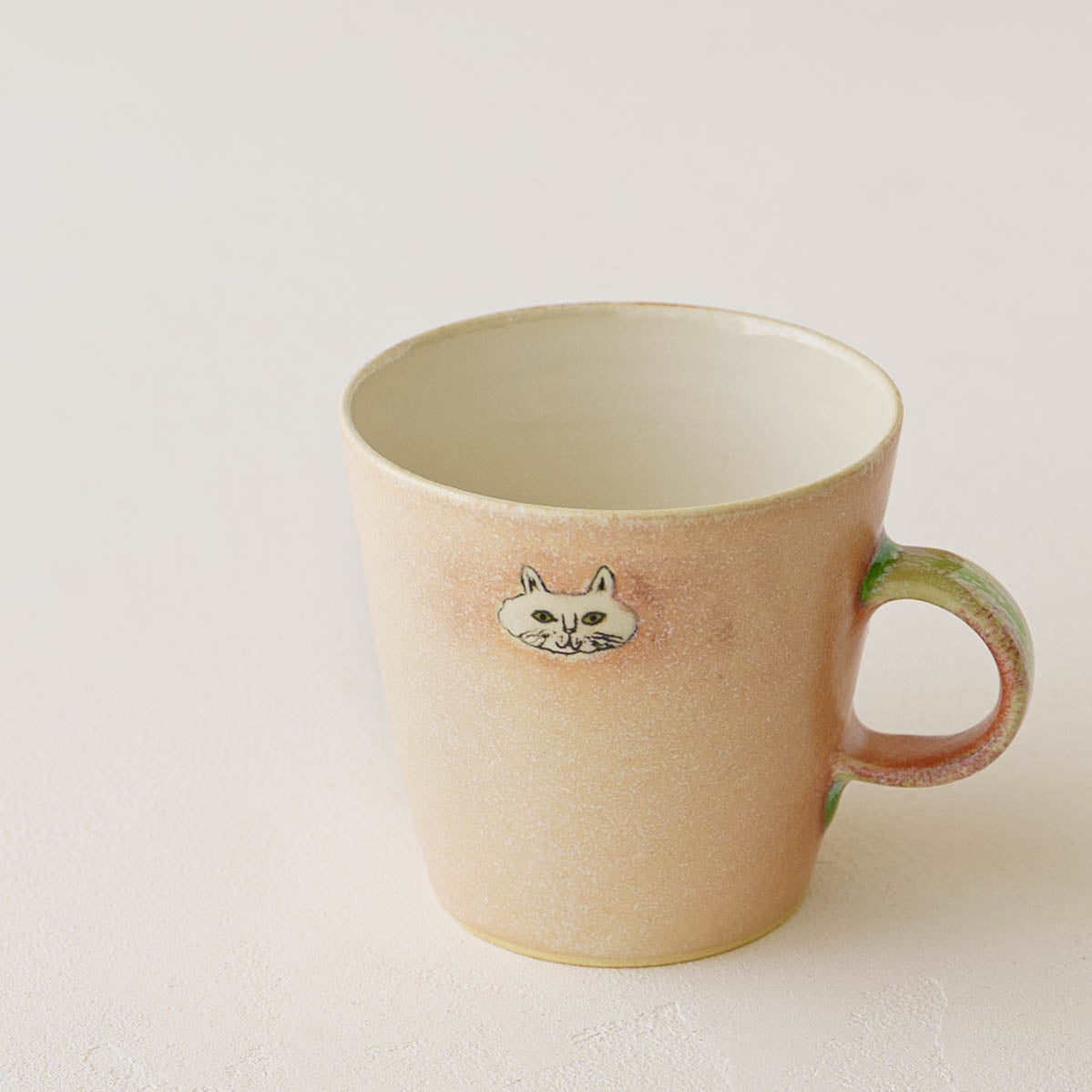 マグカップ　ねこ　サーモンピンク｜poetoria 種田ゆか