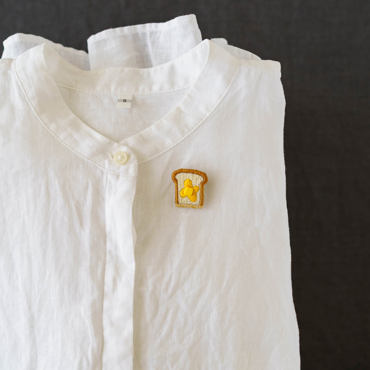 Embroidered brooch Buttered Toast｜Aonoie