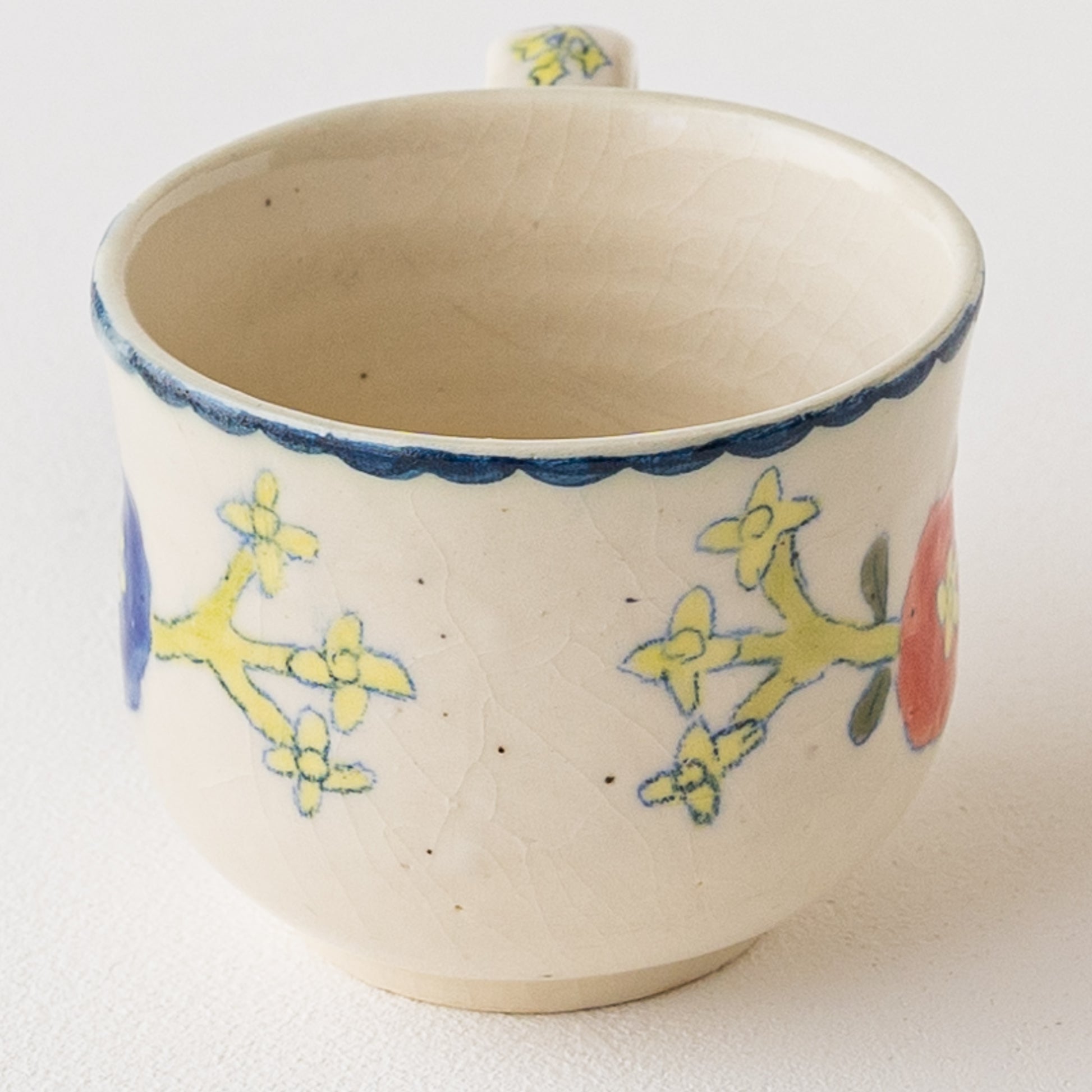 長浜由起子さんの色絵マグカップお花