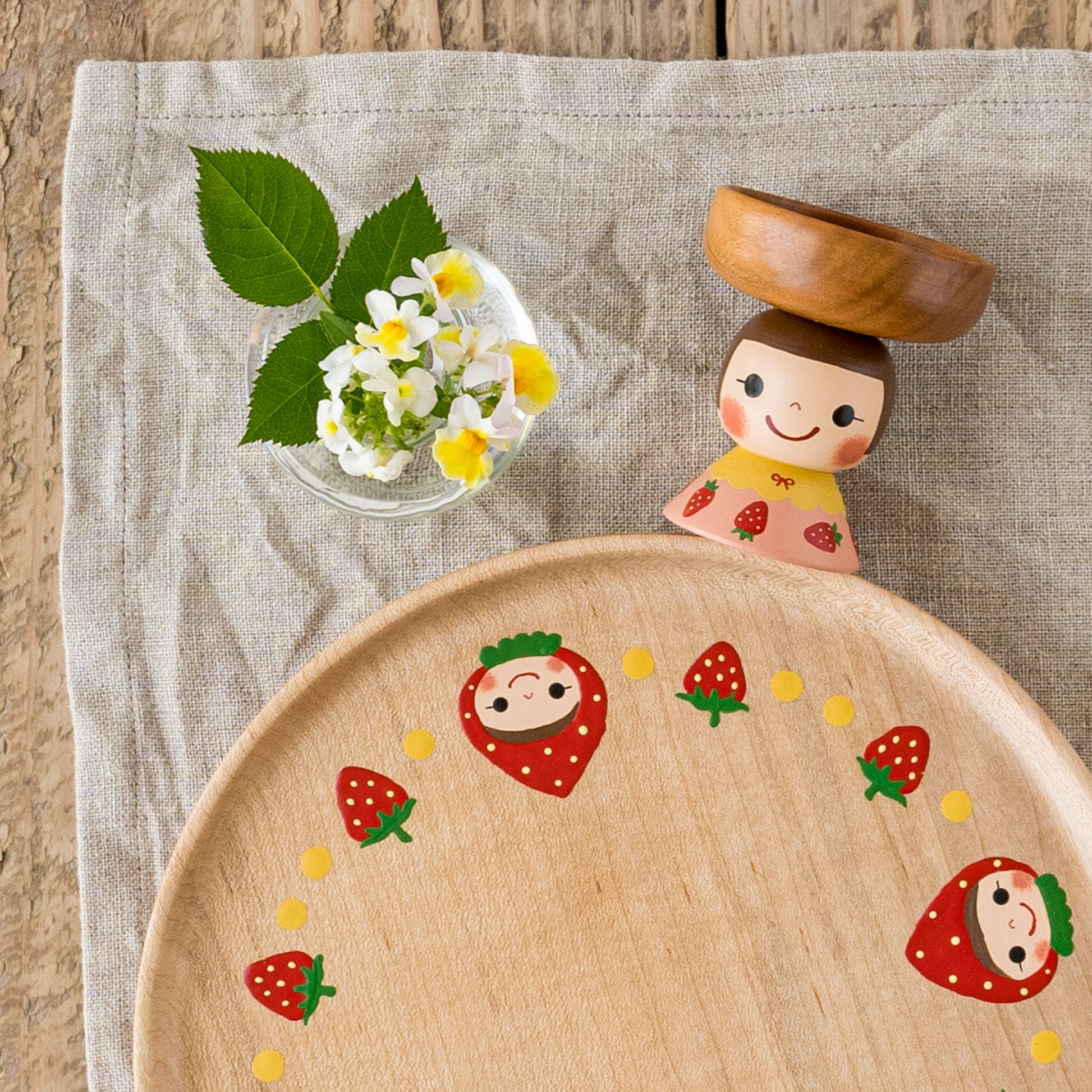 木絵雑貨さんのトレイいちごとまめ皿子ちゃん