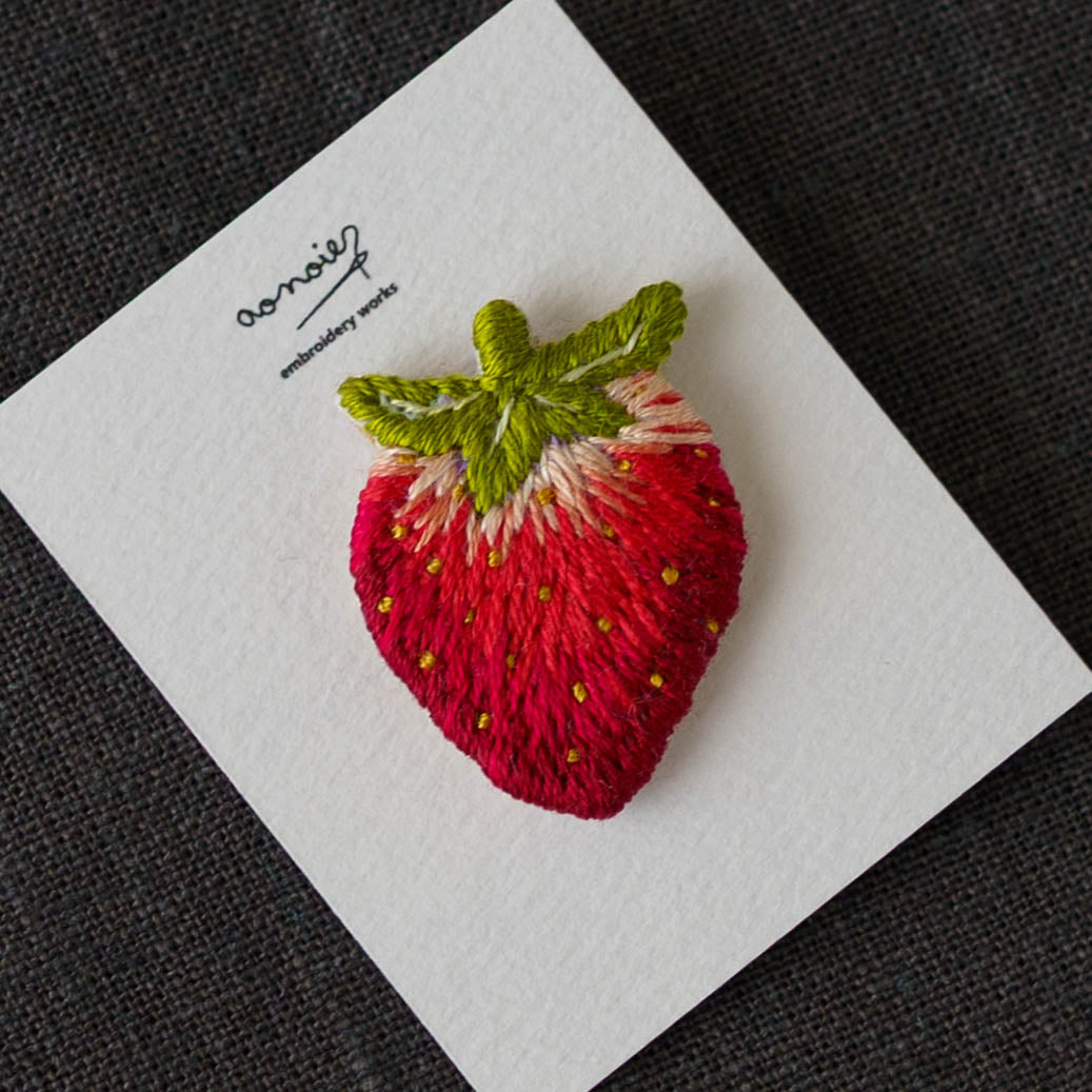 Embroidered brooch Strawberry | Aonnoie