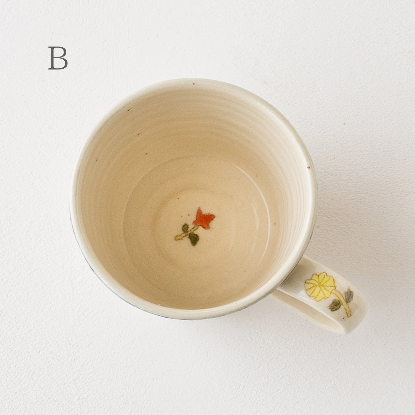長浜由起子さんの色絵マグカップお花