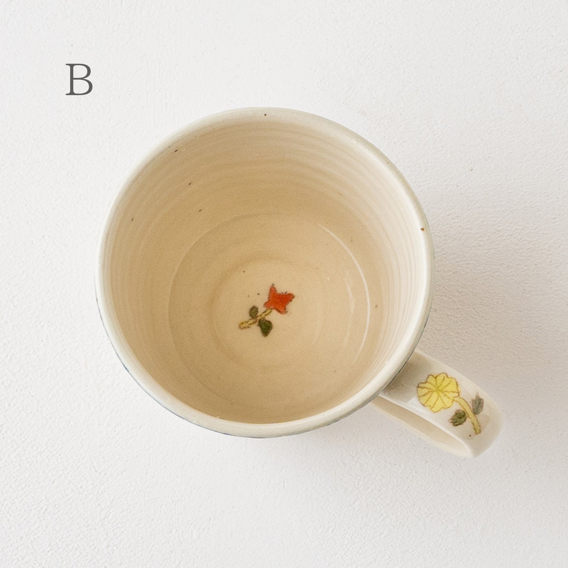 長浜由起子さんの色絵マグカップお花