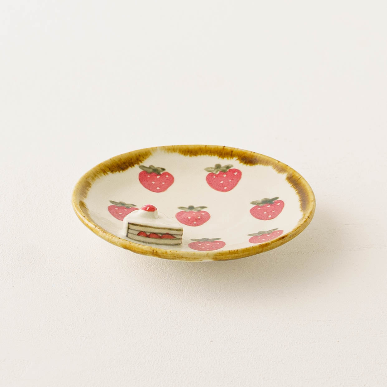 Strawberry round plate｜Kei Kajita
