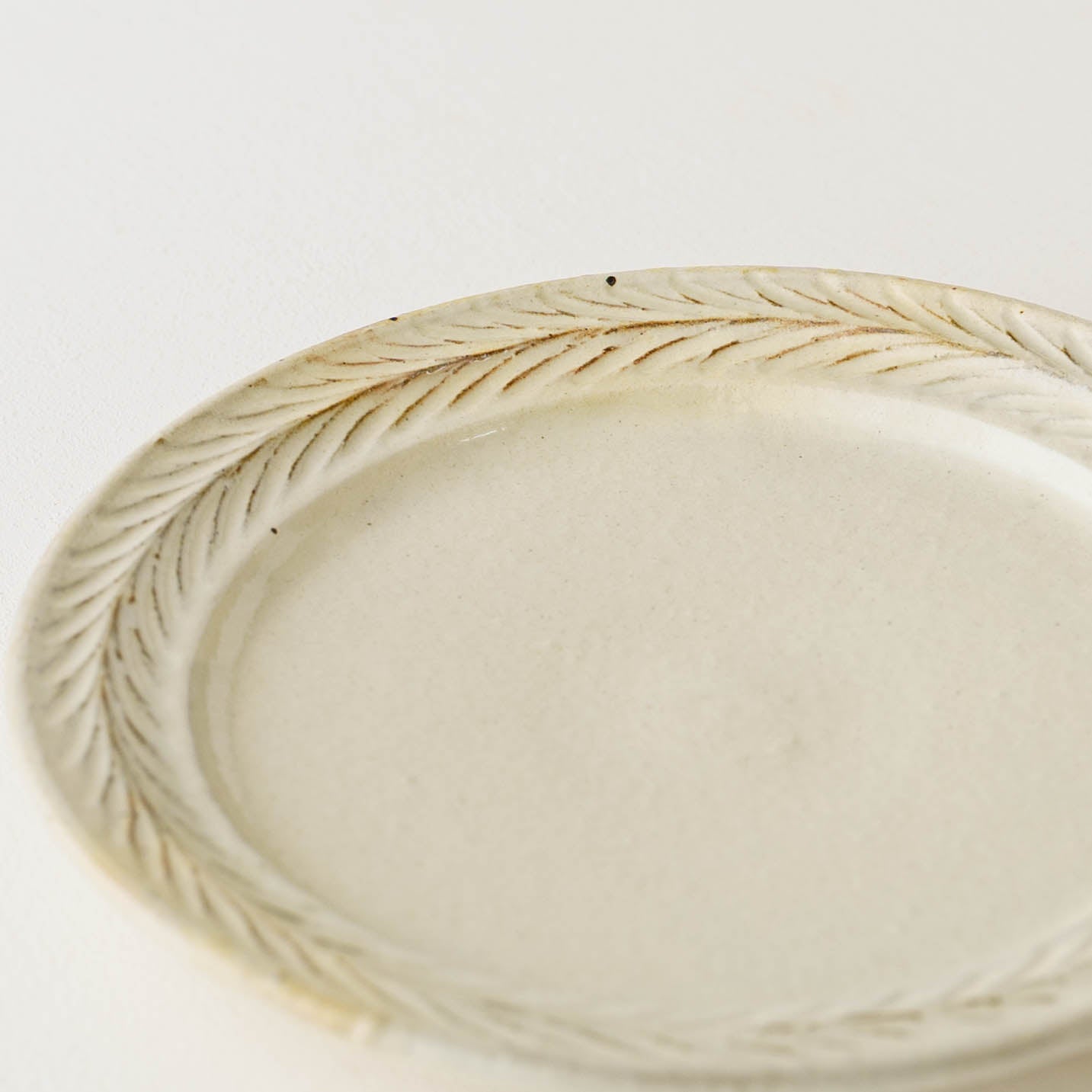 Leaf rim Plate 21.5cm White | Furutani Pottery