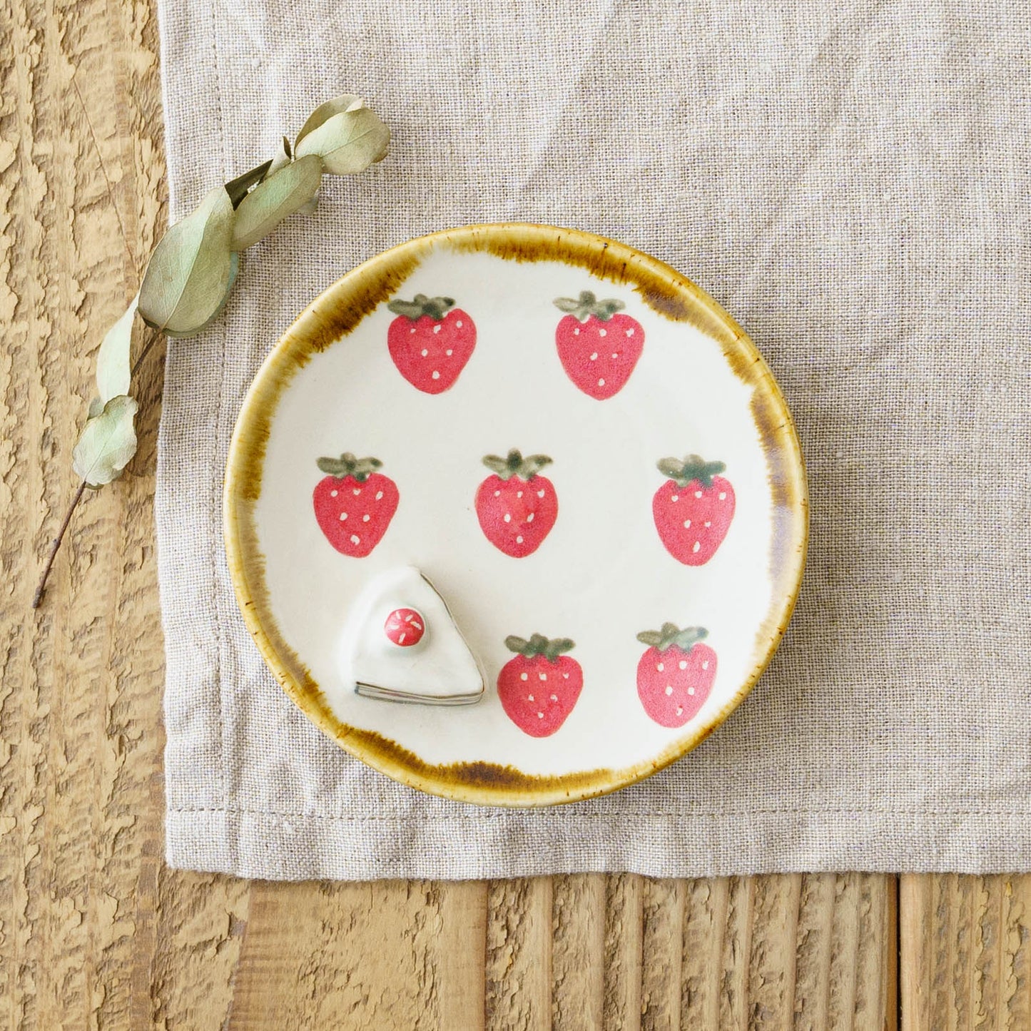 Strawberry round plate｜Kei Kajita
