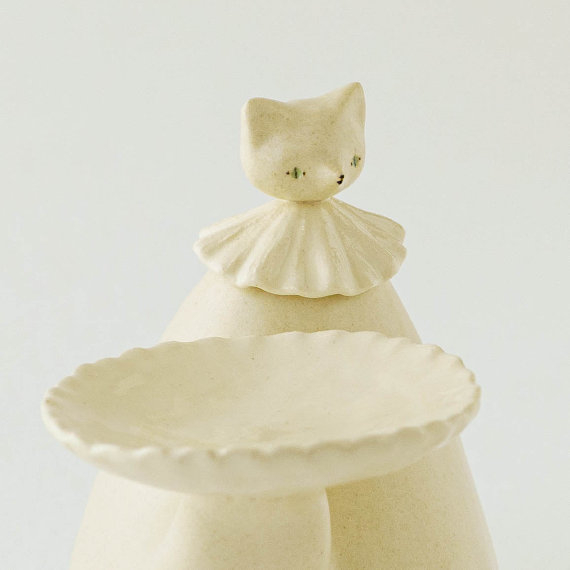 お皿を持つねこ｜もりはるか