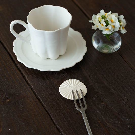 Flower chopstick rest dahlia white | Michi Tsujimoto