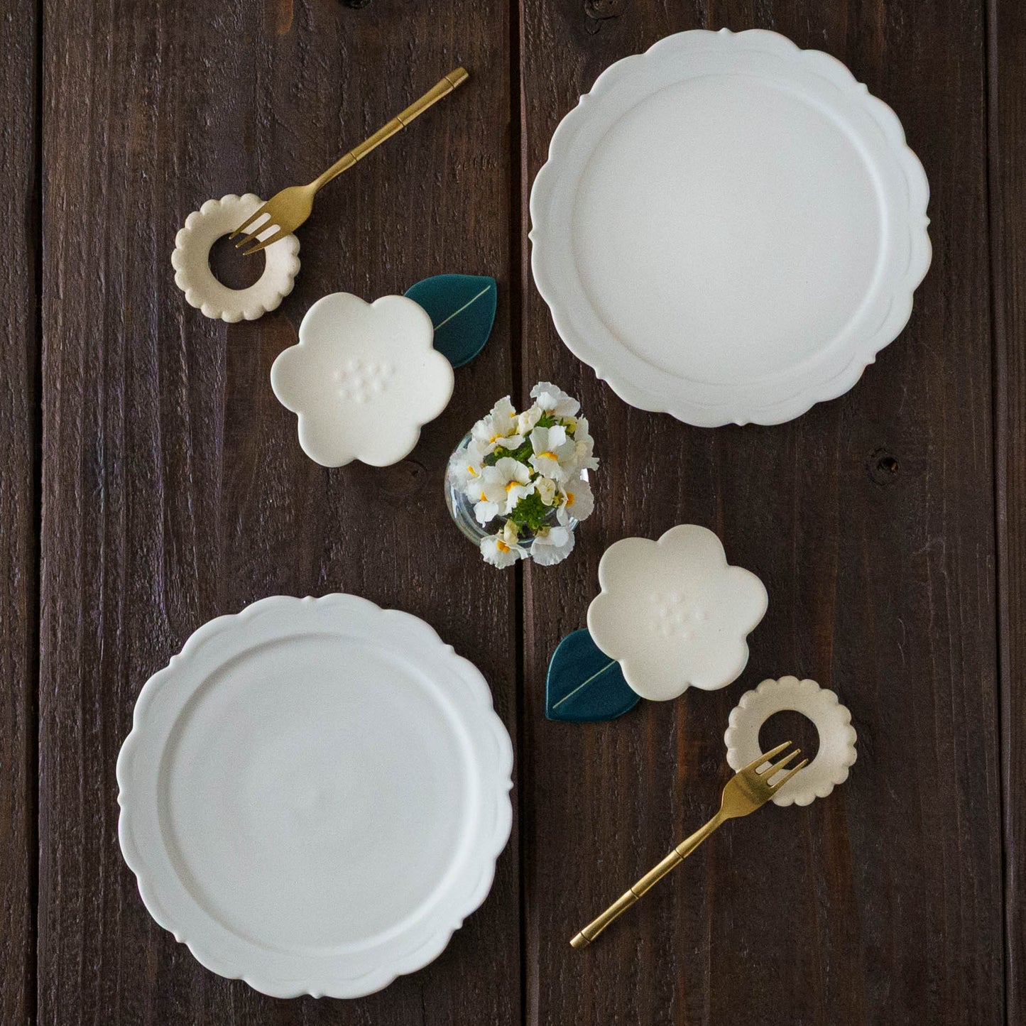 Flower chopstick rest with wreath | Michi Tsujimoto 