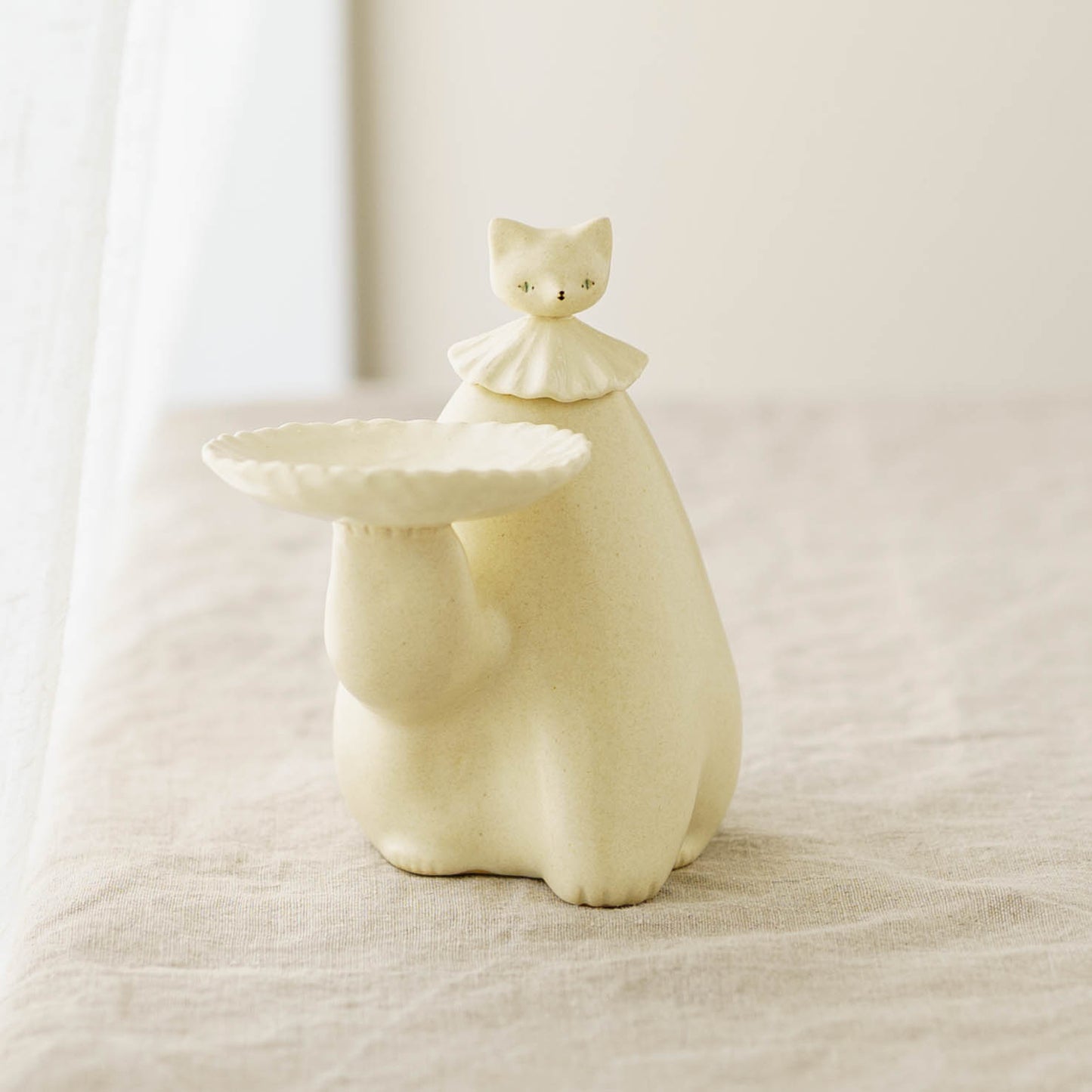 お皿を持つねこ｜もりはるか