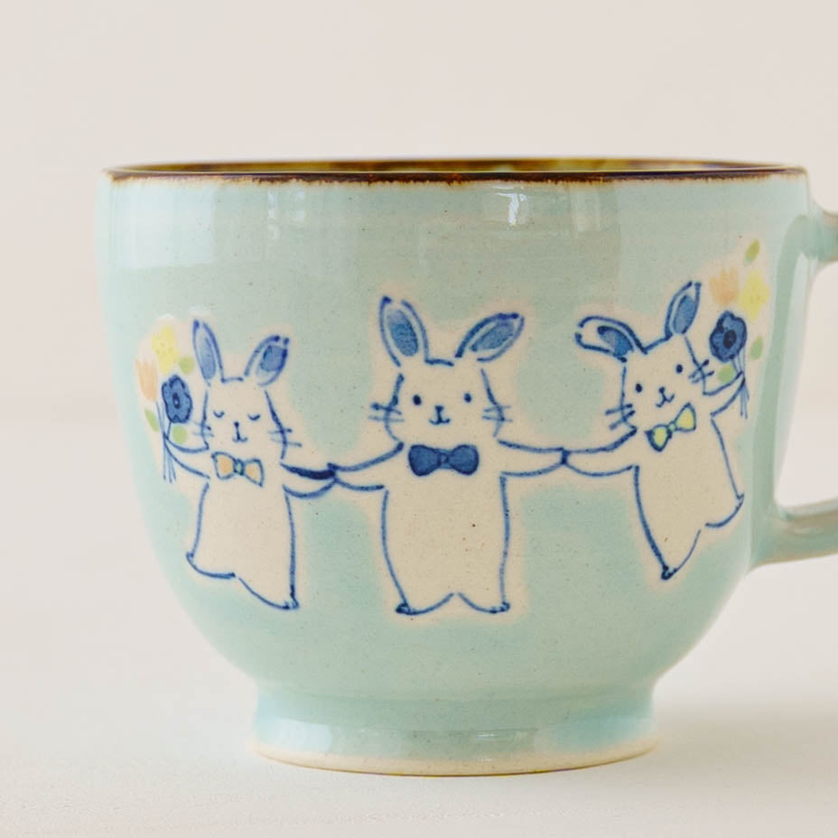 マグカップ　水色　うさぎフラワーズ｜喜多代京子