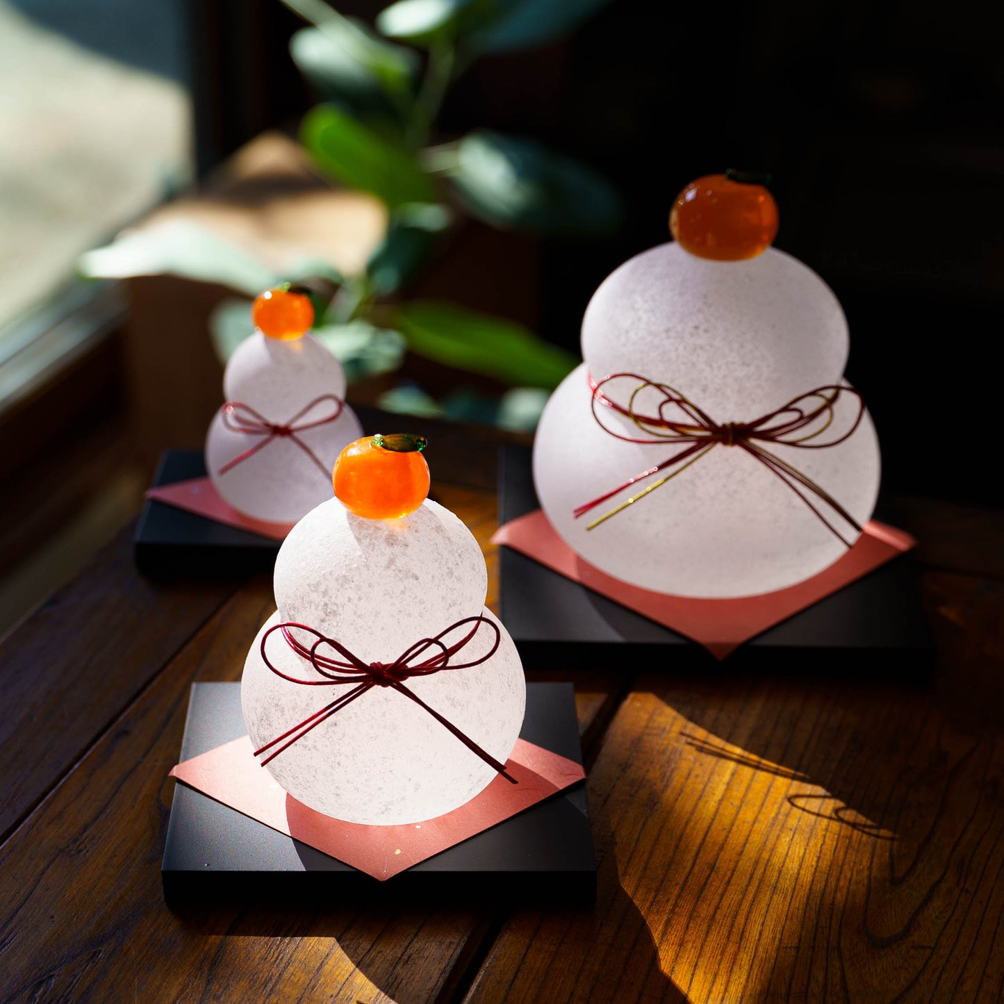 Glass kagamimochi medium (with black stand) | Gokurakuji Glass Studio