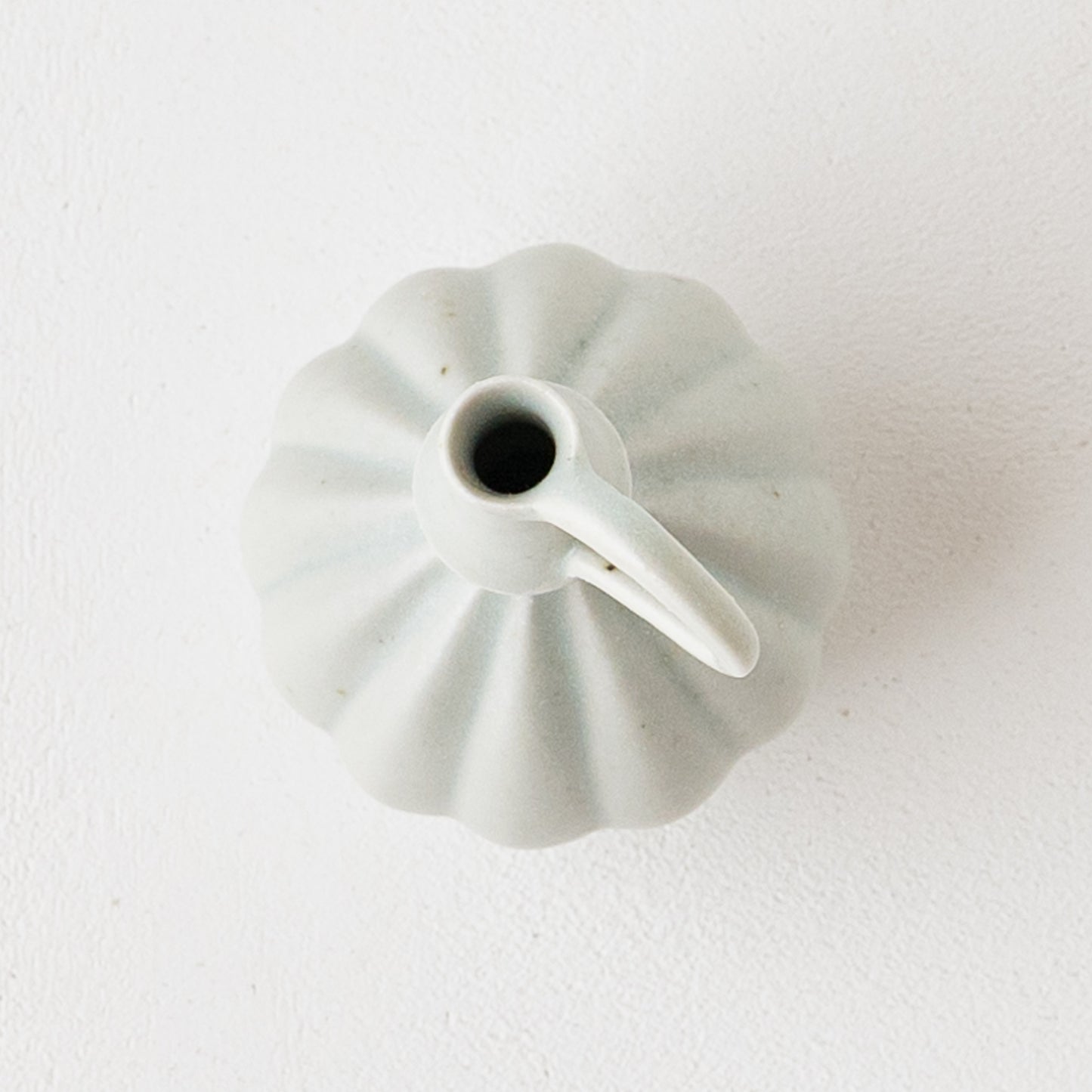 若菜綾子さんの一輪挿し取っ手あり白